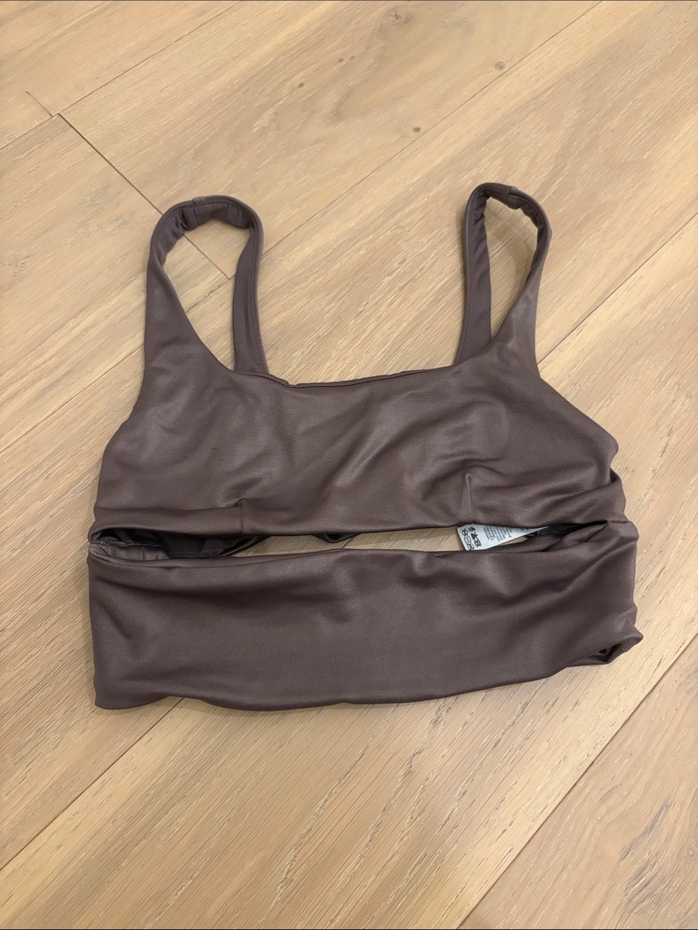ALO Yoga Slit Shine Bra in Brown/Taupe